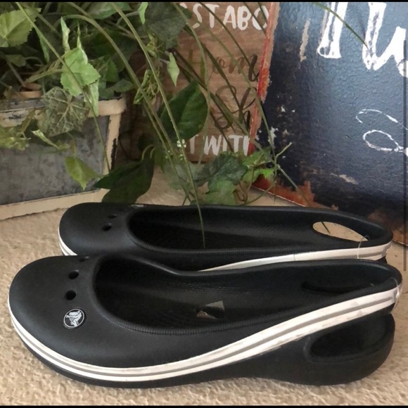 Crocs black flats/sandals women’s size 8/juniors size 6 - Picture 2 of 4